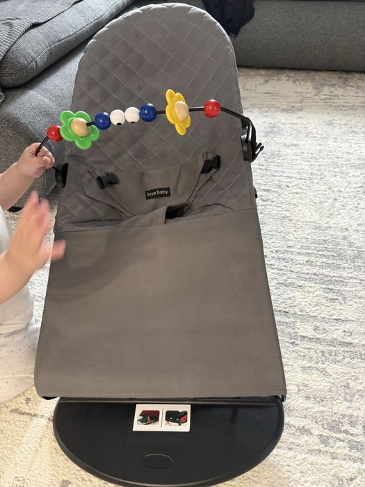 Шезлонг детский с игрушкой