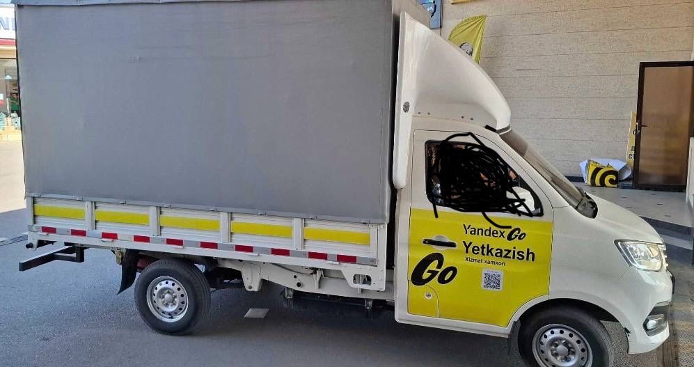 Yandex brend magnit nakleyka