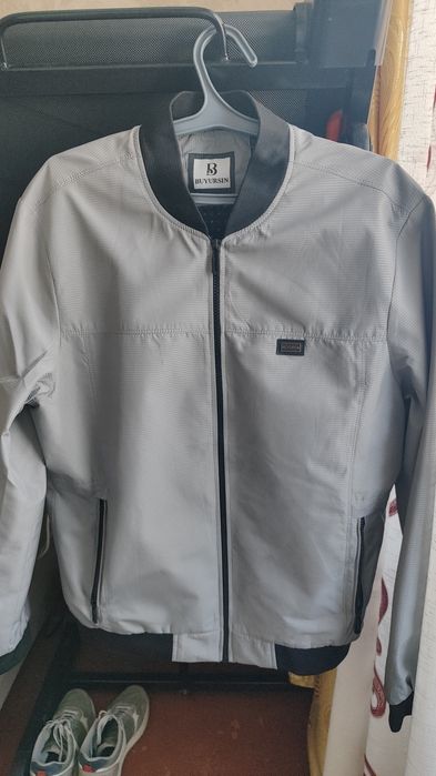 Мужской бомбер легкий.