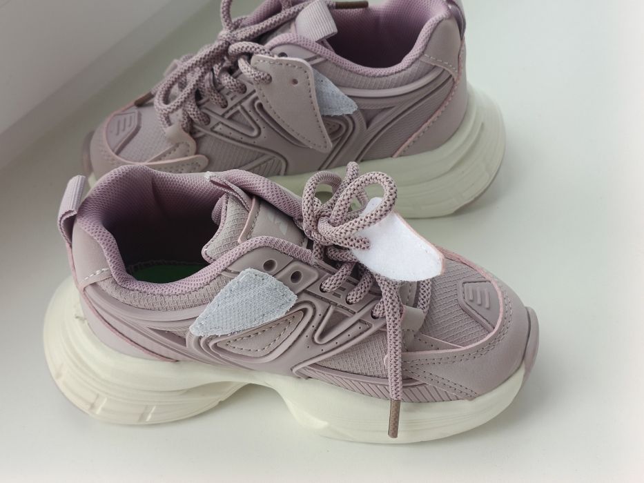 Новые кроссовки для девочки