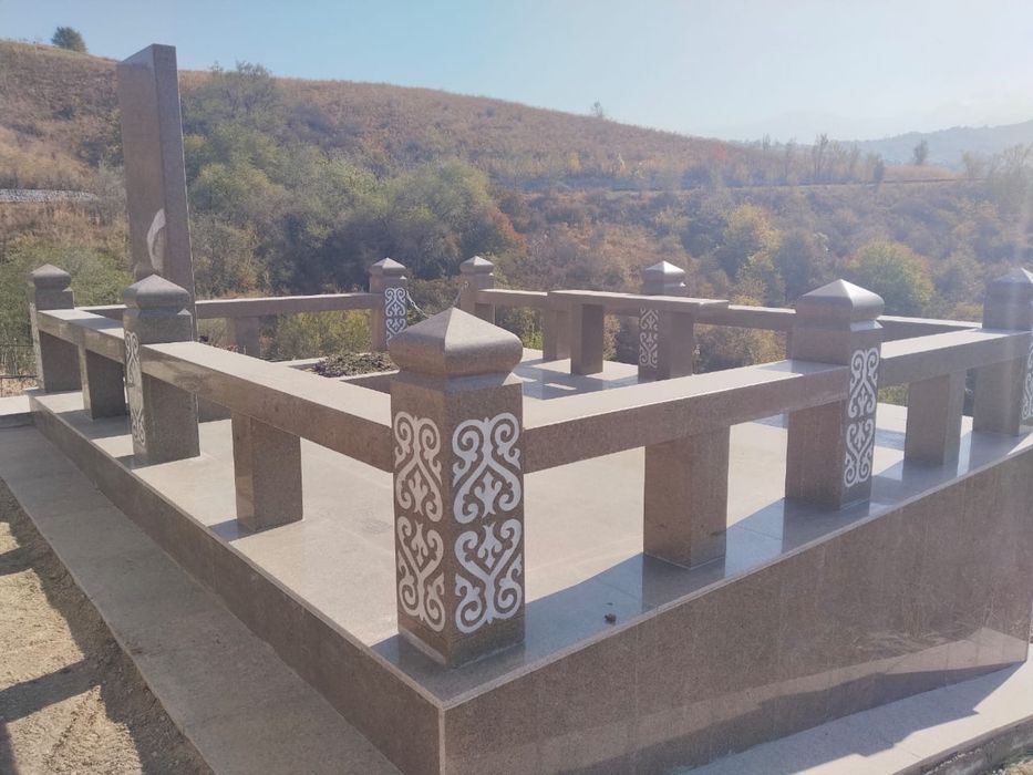 Памятники. Ескерткіш тас