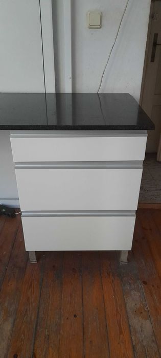 Гранитен гланцов плот със шкаф с 3 бр.чекмеджета