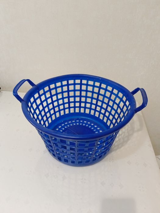 Продам корзину для вещей,,ковшик,щетки,совок