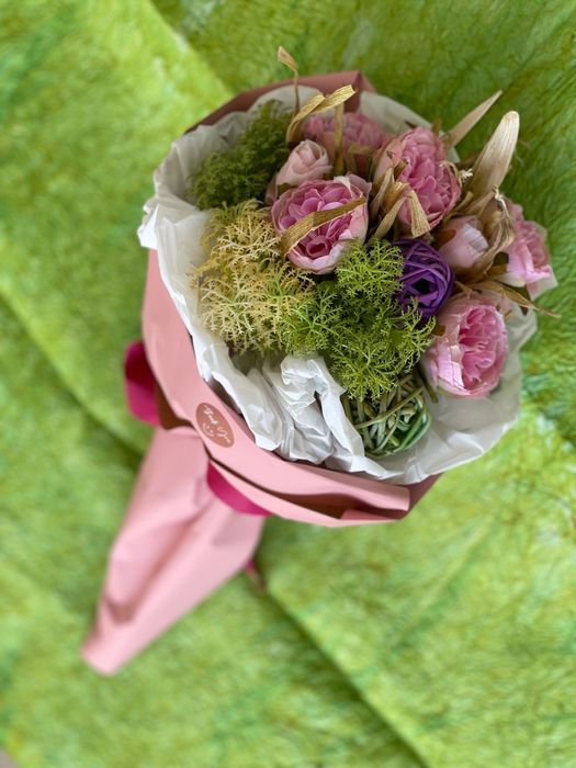 Аранжирани букети от сухи и изкуствени цветя