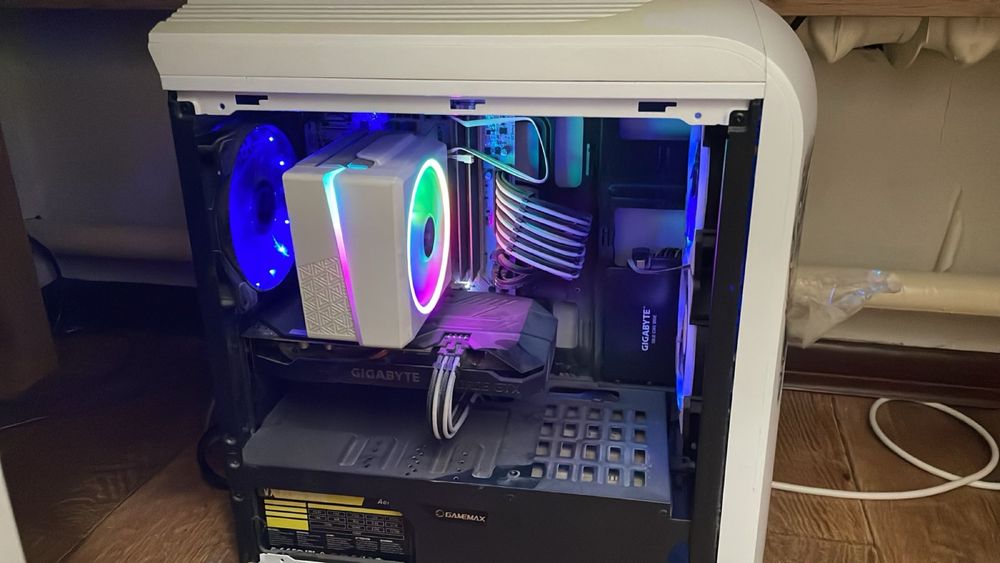 Компютер новый 3 месеца всего !