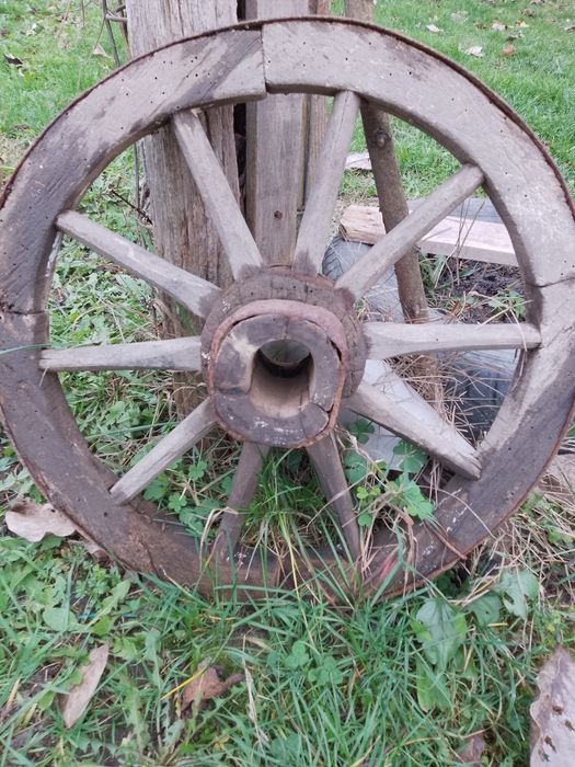 Vând roata car veche