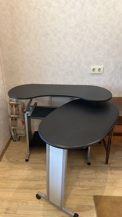 Компьютерный стол в идеальном состоянии