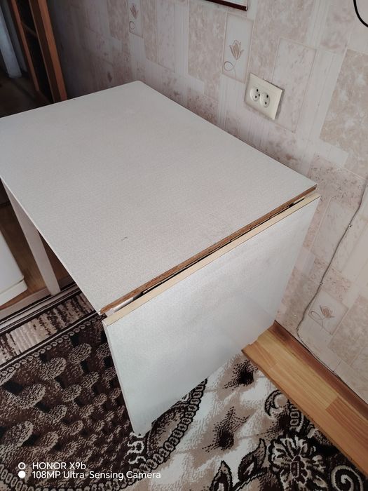 Стол обеденный. Размер 80*60*74 см