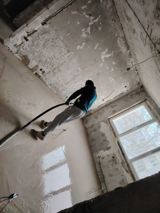 Executam tencuiala mecanizata , sape fluide de ipsos