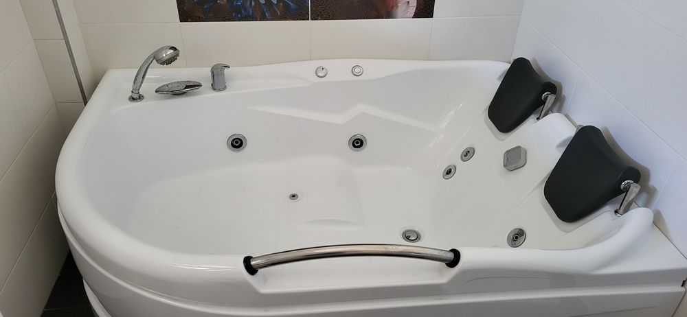 Cadă asimetrică cu hidromasaj