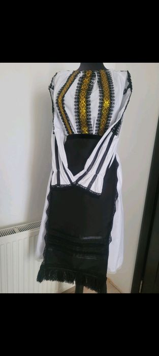 Vând costum popular nou mărimea S