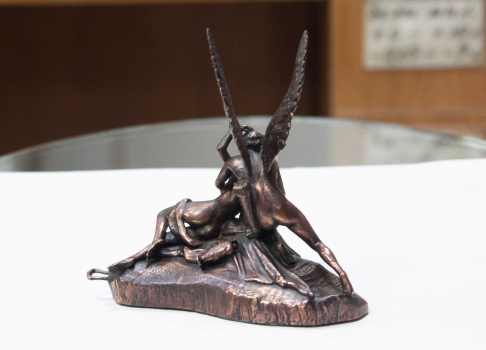 Статуетка,сувенир-"Целувката на Купидон".Медна галванопластика