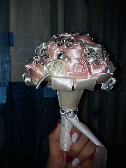 Buchet de mireasa/nasa cu brose si flori din satin