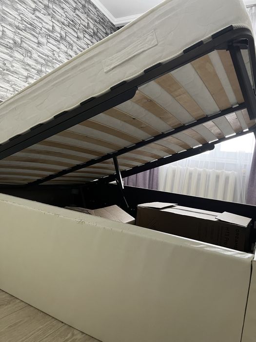 Продам кровать с матрасом