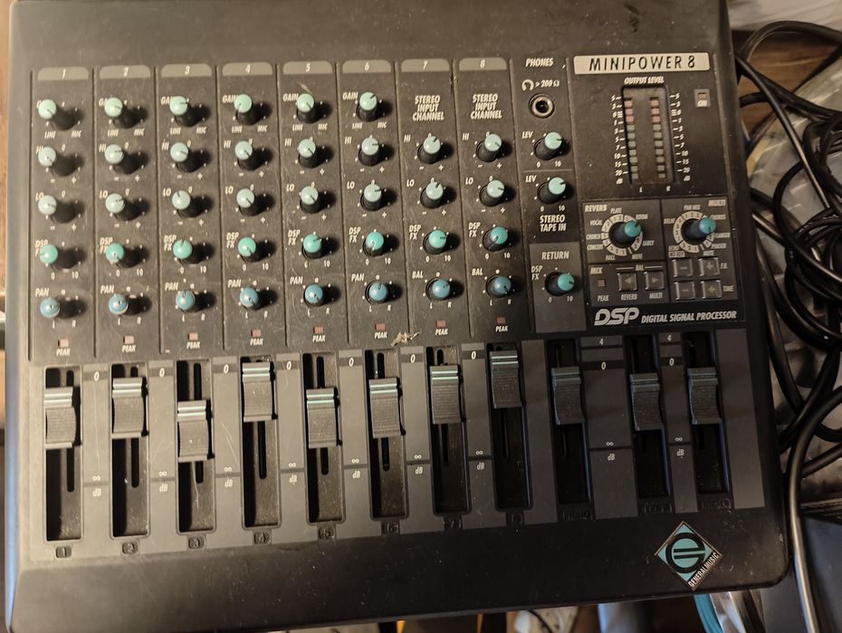 Mixer GEM amplificat 120 w 8 canale.Accept schimb cu boxe