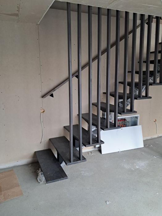 Scări metalice exterioare și interioare