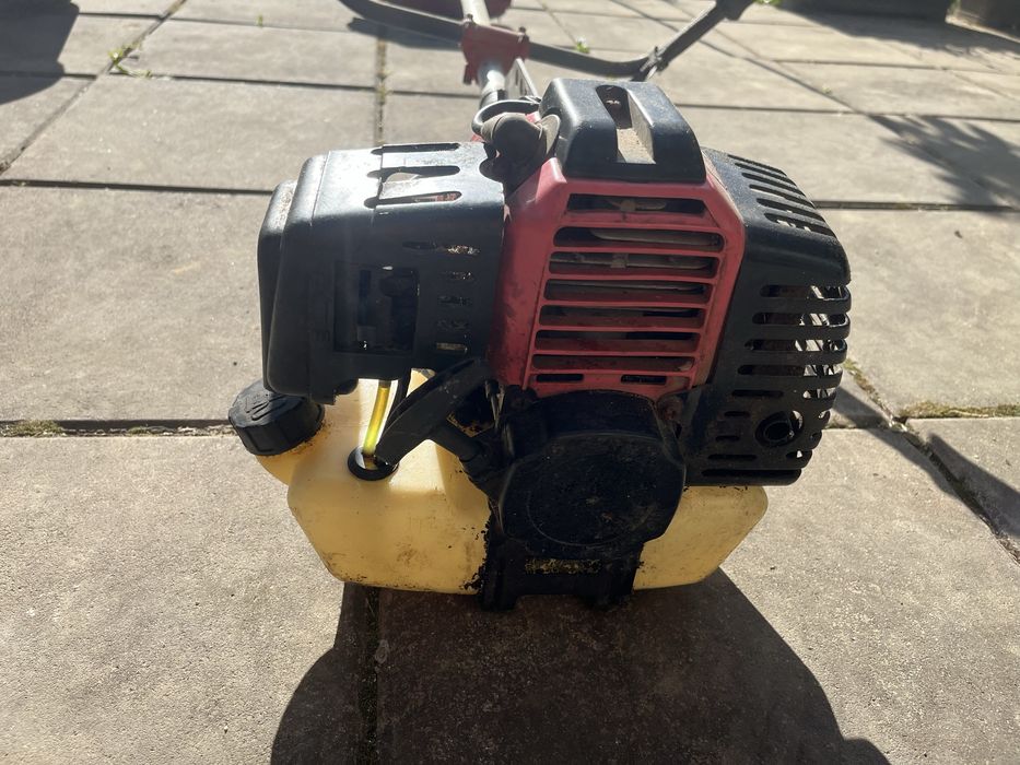 Trimmer gazon Ikra pe benzina
