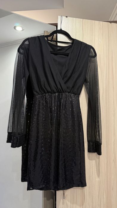 Къса рокля с дълъг ръкав