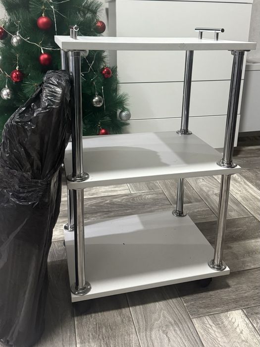 Этажерка и лампа