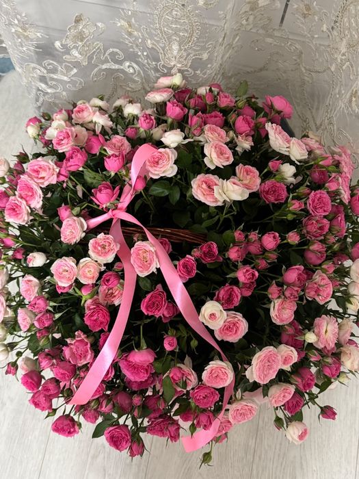 Кустовые розы в корзине