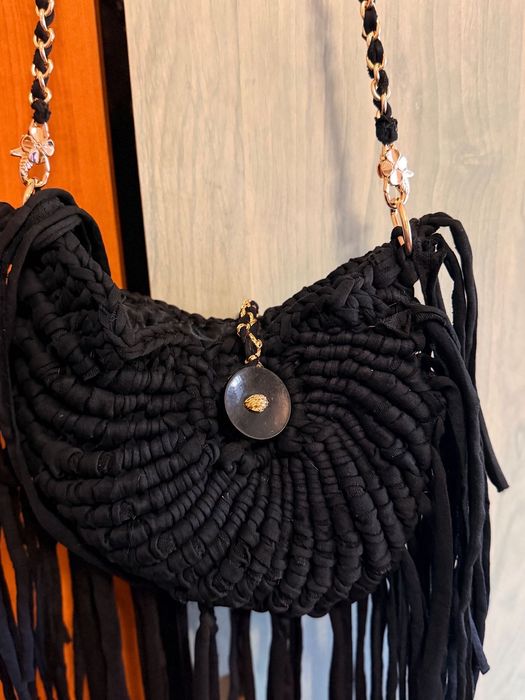 Geanta neagră crossbody handmade croșetată cu franjuri
