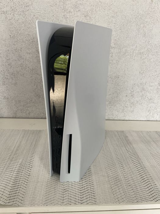 Конзола PlayStation 5 Disc Edition + FIFA 20