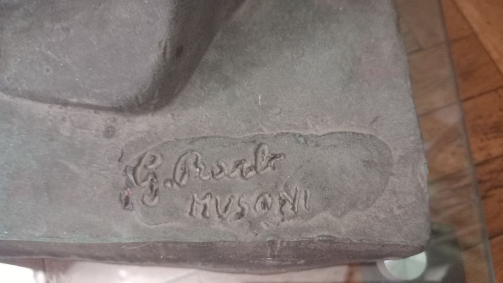 Стара бронзова статуя " Дева Мария с Плащеницата"