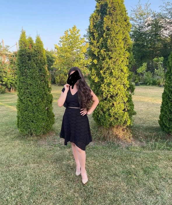 Къса черна рокля