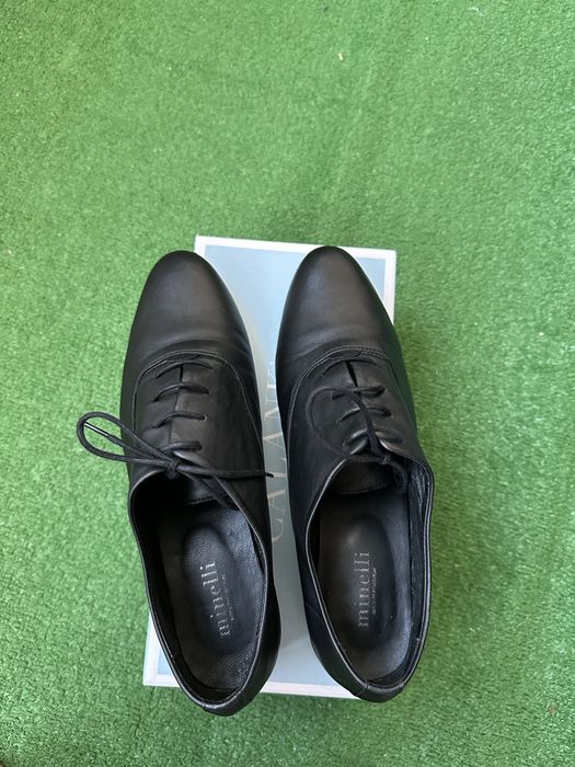 Дамски затворени обувки от естествена кожа