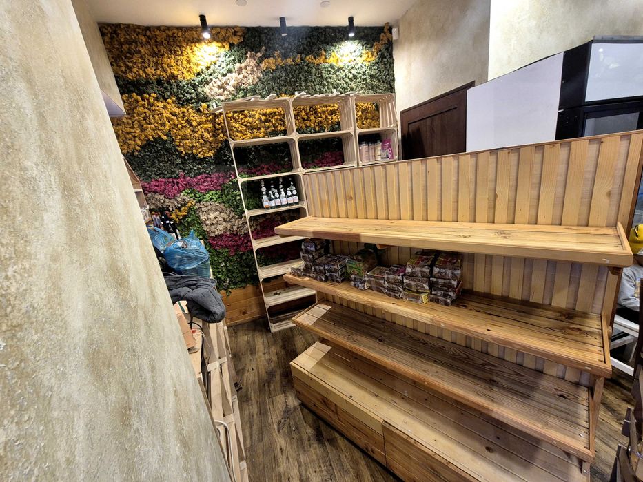 Островни и декоративни стелажи дървени