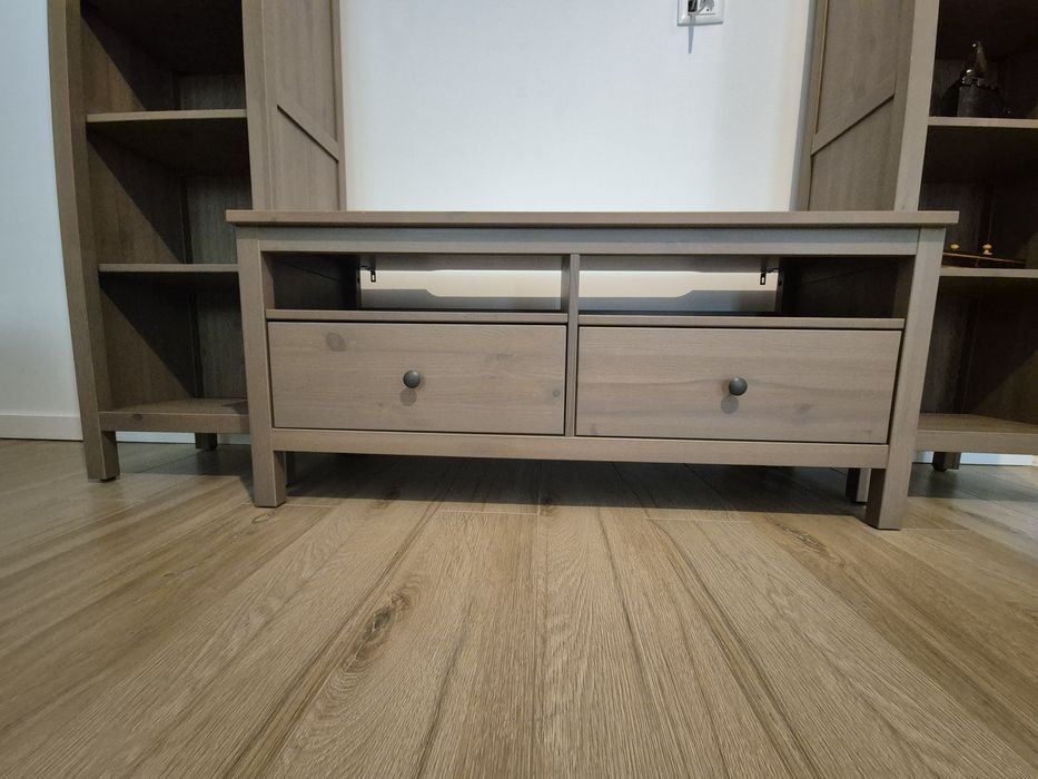 Vând biblioteca Hemnes Ikea stare foarte bună - lemn masiv