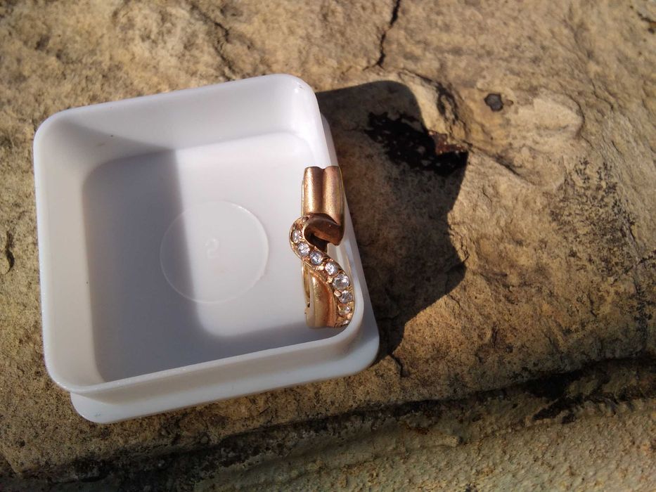 Златна обица  Полусърце