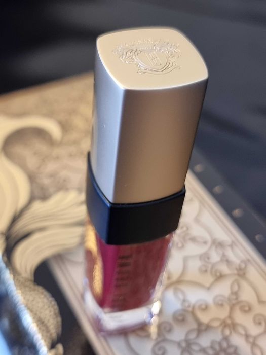 Ruj lichid Bobbi Brown, rosu intens, efect mat