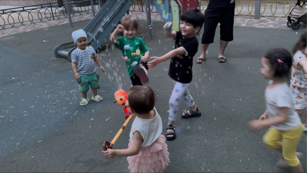 Детская каталка с мыльными пузырями