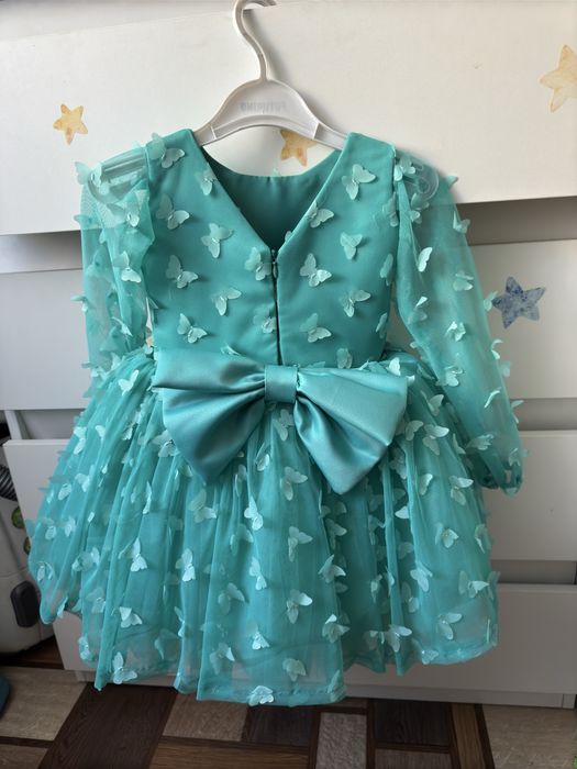 Продам нарядное платье для девочки