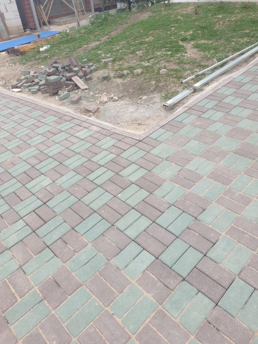 Уклдака брусчатки (тротуарной плитки ) асфальта