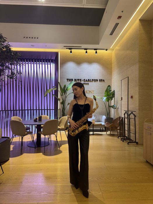 Саксофонист (живая музыка)