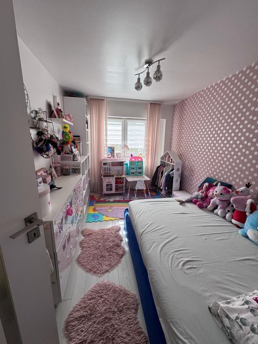 Vand apartament 3 camere renovat partial mobilat.