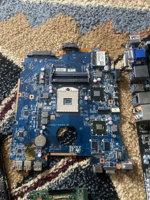 Vând placi de baza de leptop si de calculator defecte