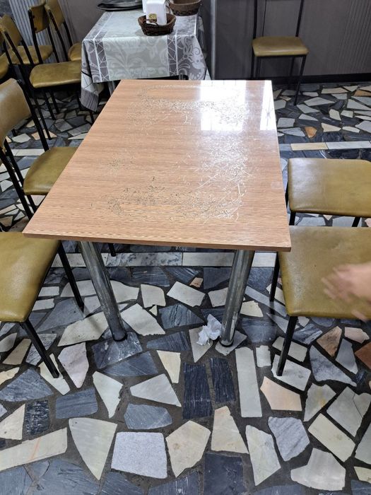 Срочно Продается столь и стулья длякафе