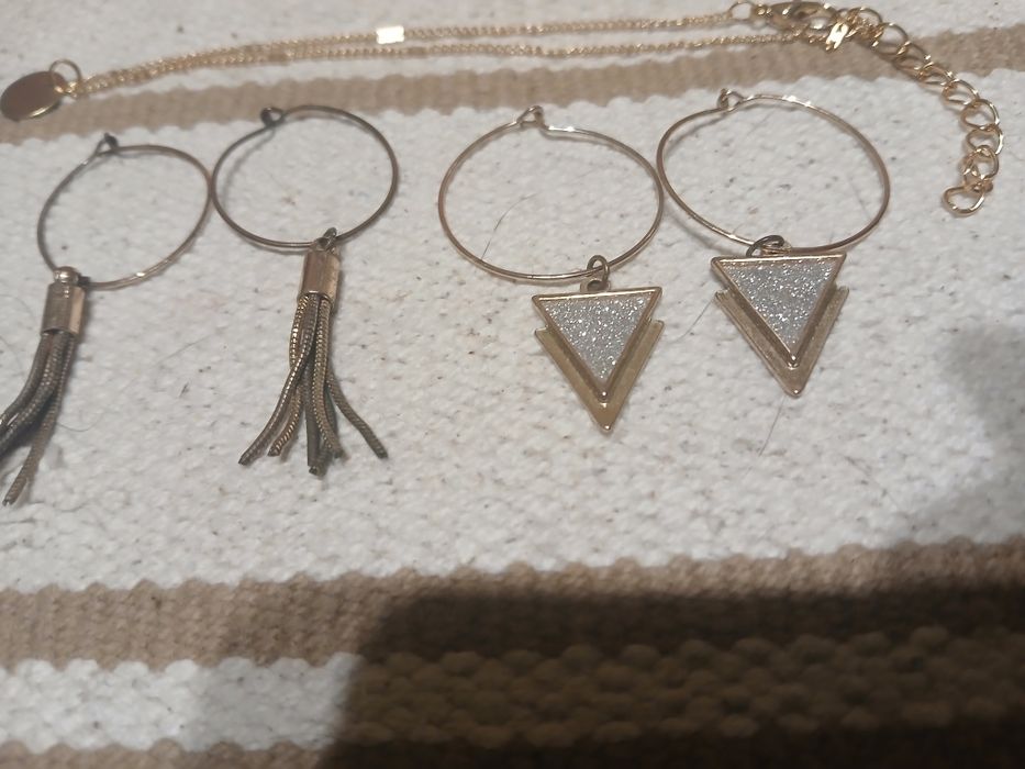 Два чифта обици и една гривна