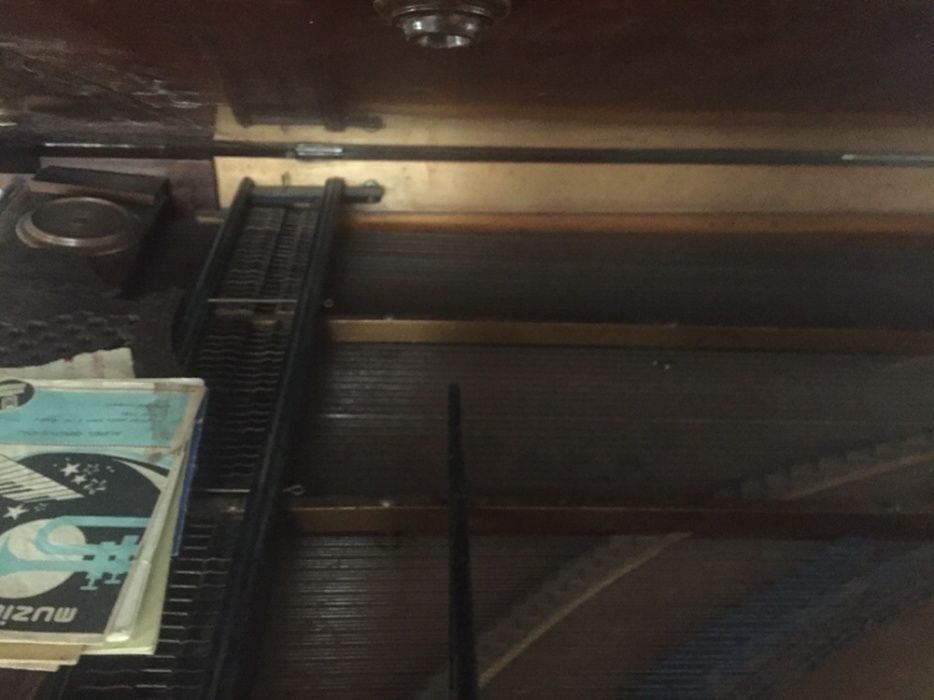 Vând pian vechi!negociabil