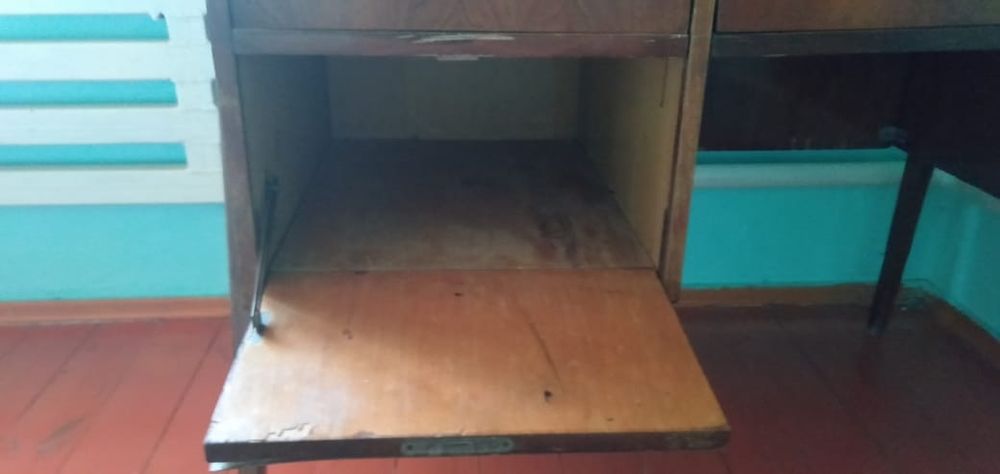 Стол для прихожей или для спальной