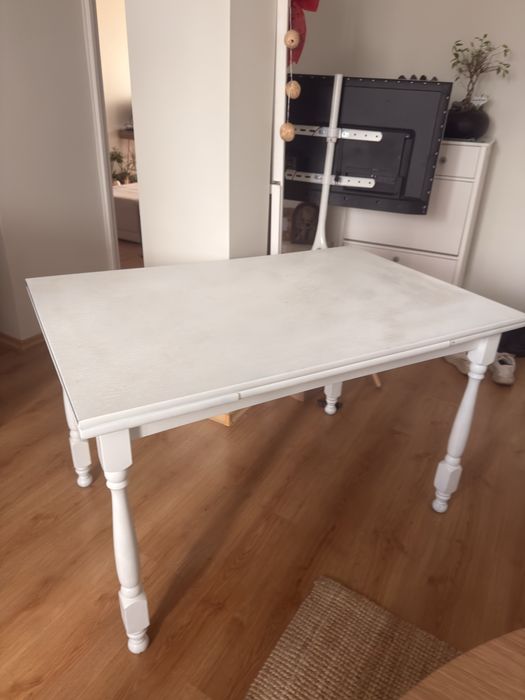 Дървена маса с разтягащи се две крила