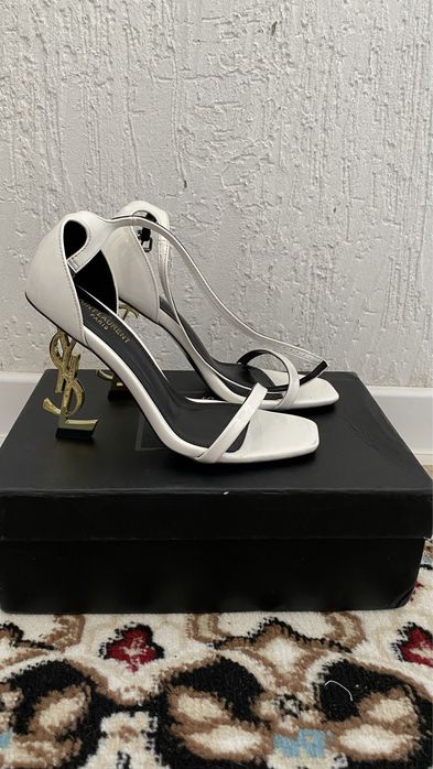 Новые Белые босоножки