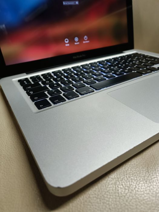 Apple MacBook Pro 13.3 inch  SSD 256  6GB Ram
