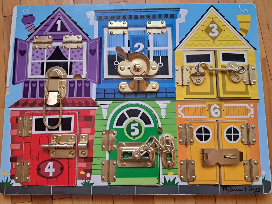 Placa din lemn cu zavoare, Melissa & Doug