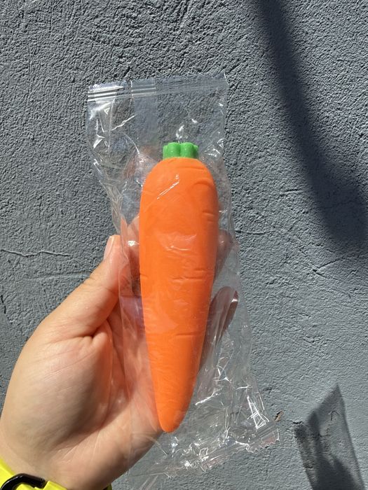 Jucarie Squishy morcov cu spuma