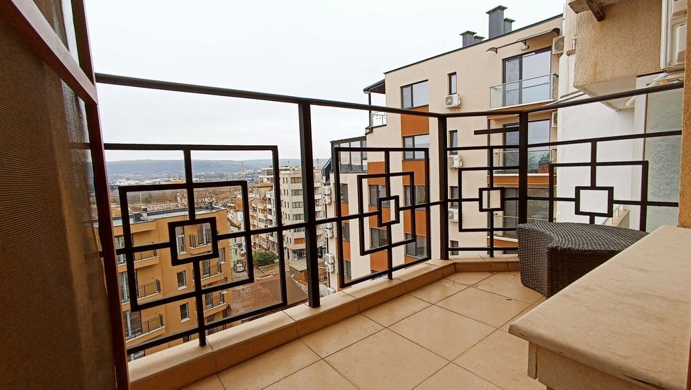 Дава се под наем Двустаен апартамент в Варна, Център - 55 кв.м за 618.12 € - Снимка #1