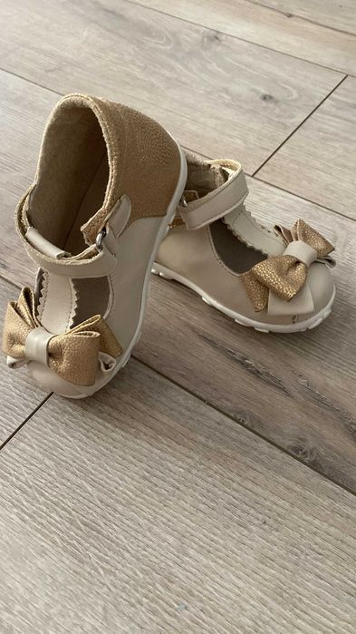 Vand set rochita ocazie fetite 2-3 ani, cu pantofiori de piele